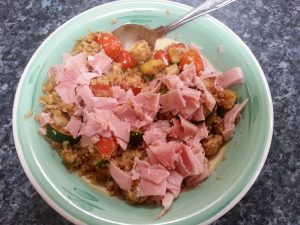 THis is a HUGE bowl of cauli rice mixed with corgettes, mushrooms and tomatoes (all speed free) with 'free' ham on the top!